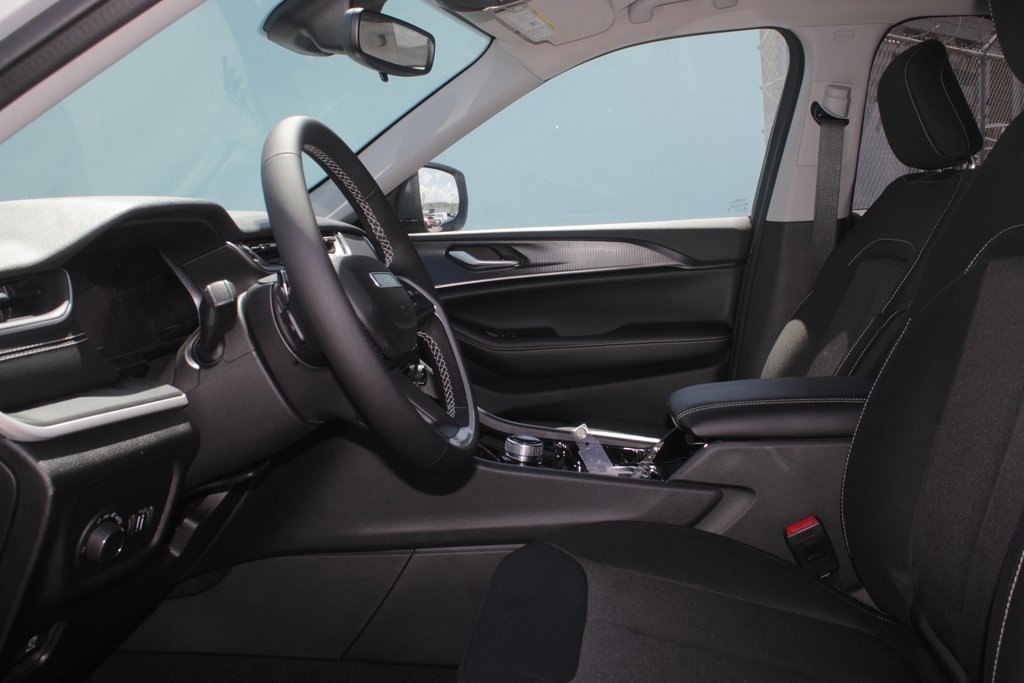 2023 Jeep Grand Cherokee Altitude photo 4