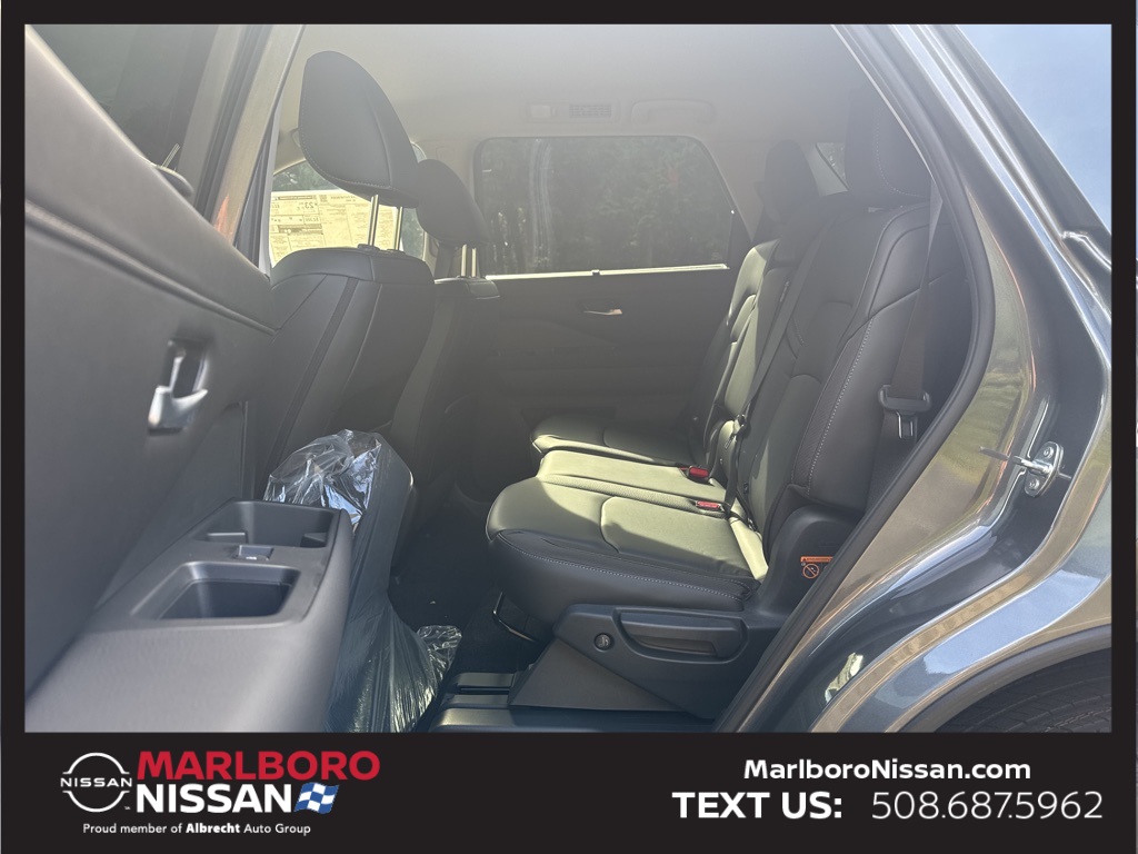 2025 Nissan Pathfinder SL photo 13