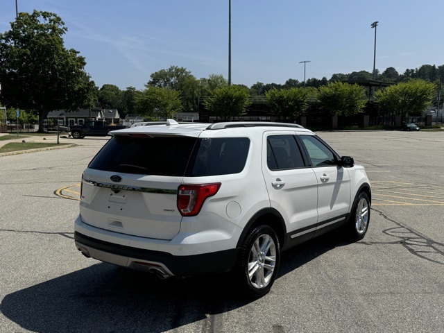 2017 Ford Explorer XLT photo 4