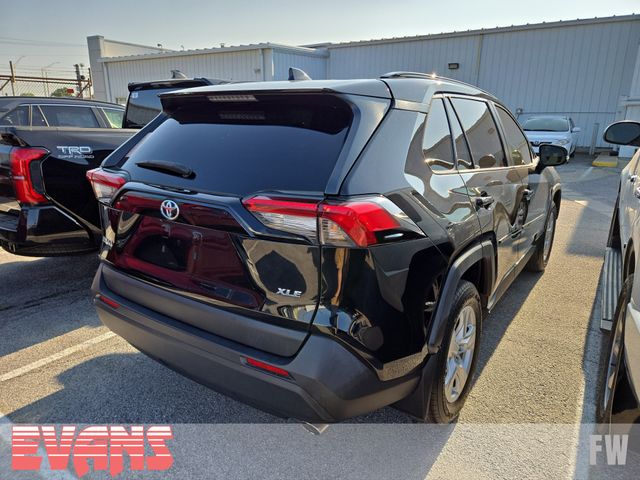 2020 Toyota RAV4 XLE photo 4