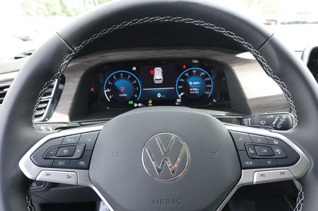 2025 Volkswagen Atlas SEL photo 14
