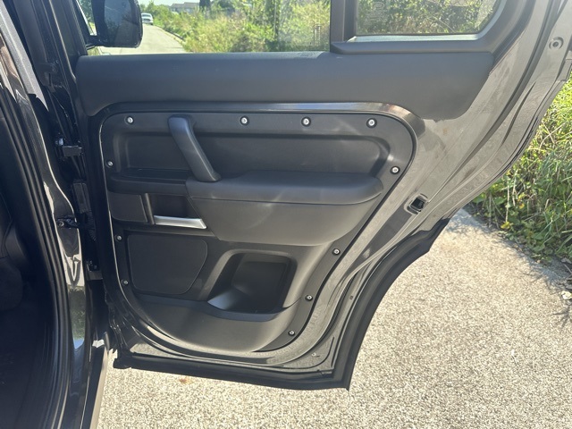 2025 Land Rover Defender 110 S photo 21