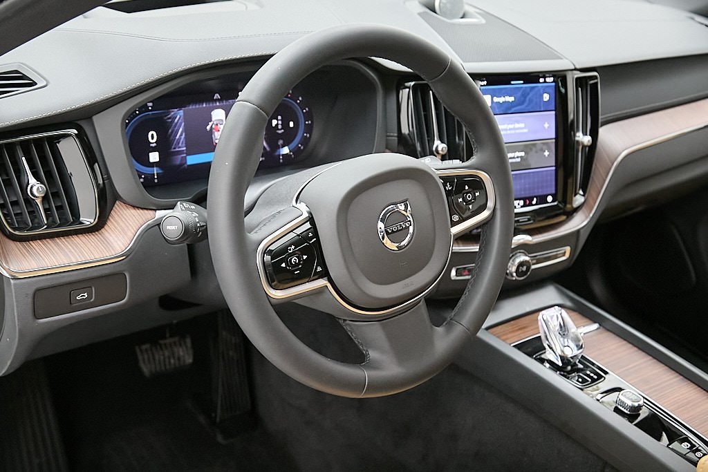 2023 VOLVO XC60 - Image 13