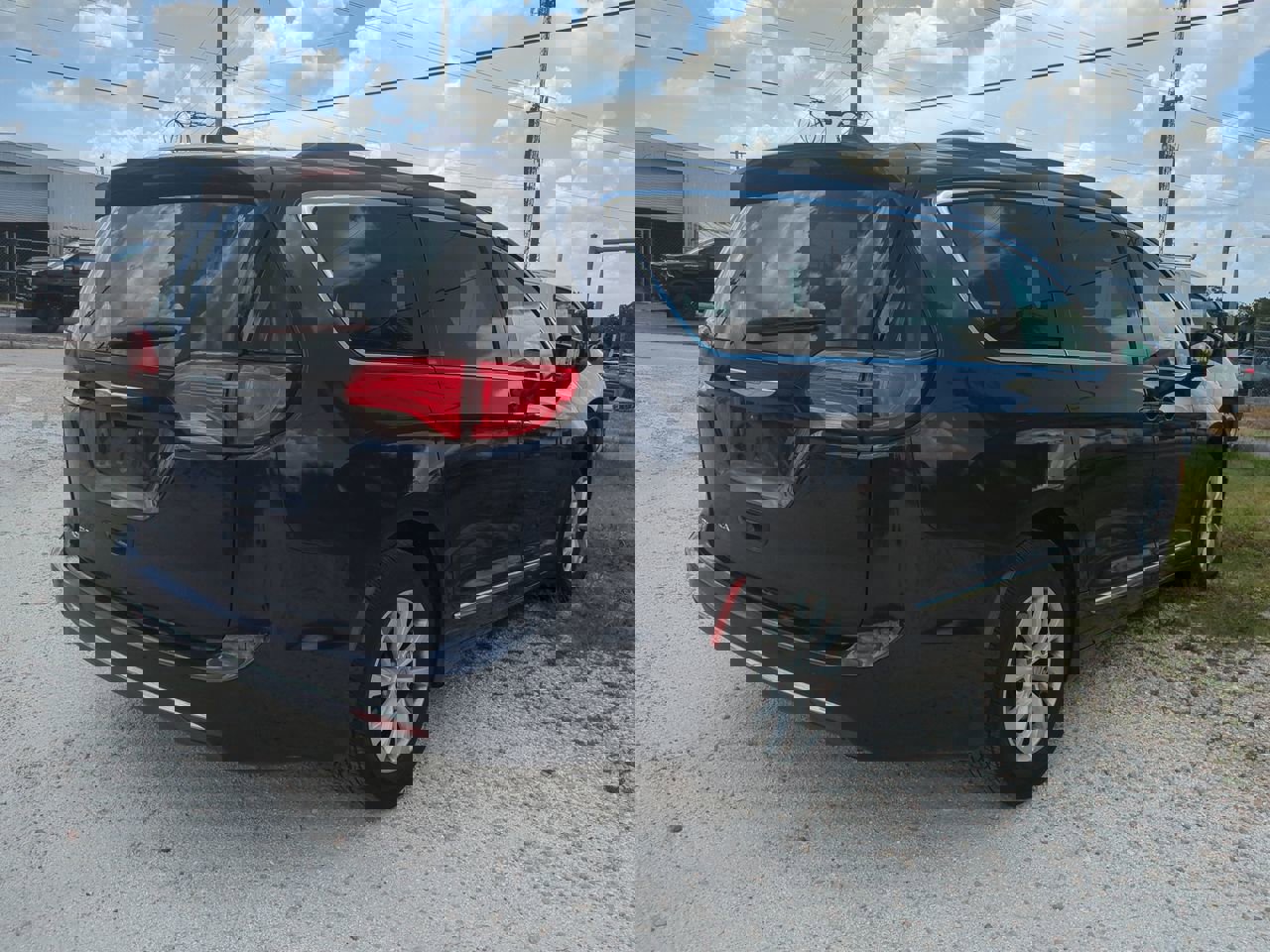 2017 Chrysler Pacifica Touring L photo 3