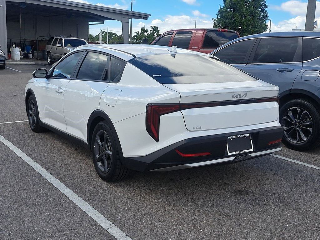 2025 Kia K4 LXS photo 3
