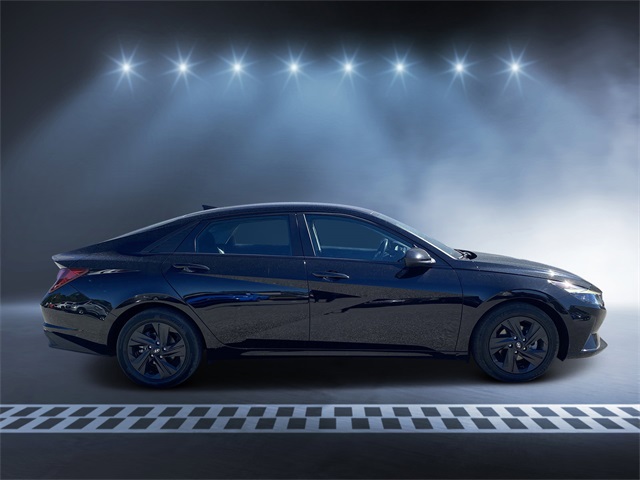 2022 Hyundai Elantra SEL Convenience photo 2