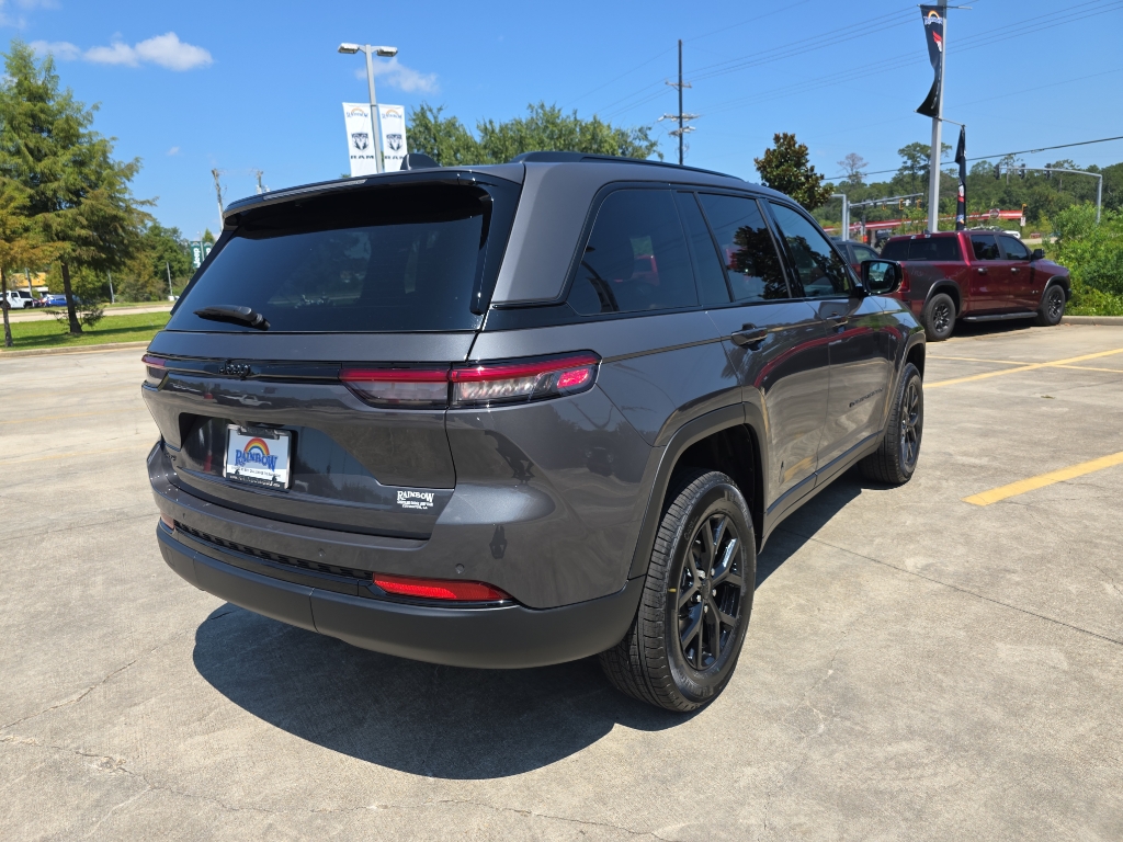 2025 Jeep Grand Cherokee Laredo Altitude photo 3