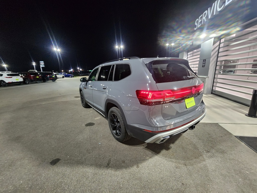 2024 Volkswagen Atlas Peak Edition SE Technology photo 2