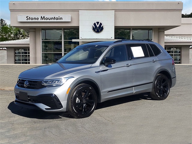 2024 Volkswagen Tiguan SE R-LINE BLACK's photo
