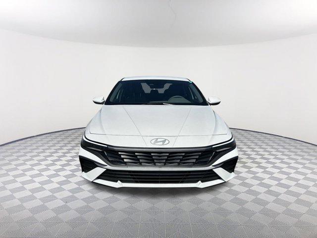 2025 Hyundai Elantra SE photo 2