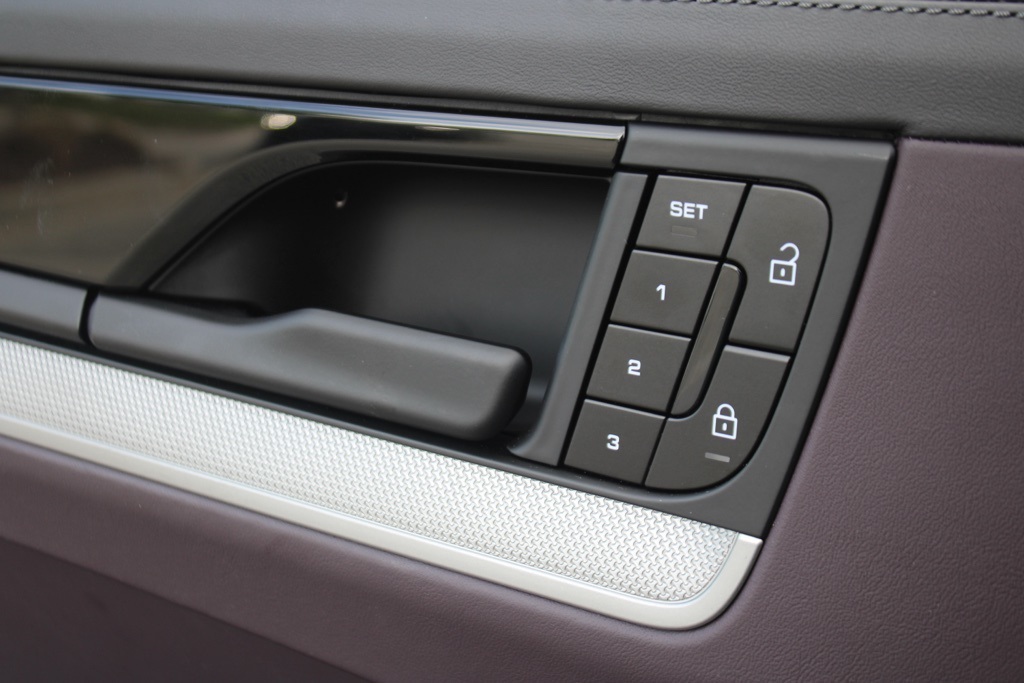 2025 Porsche Cayenne Coupe Base photo 19