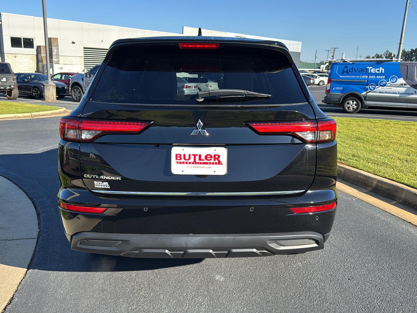 2024 Mitsubishi Outlander ES photo 3