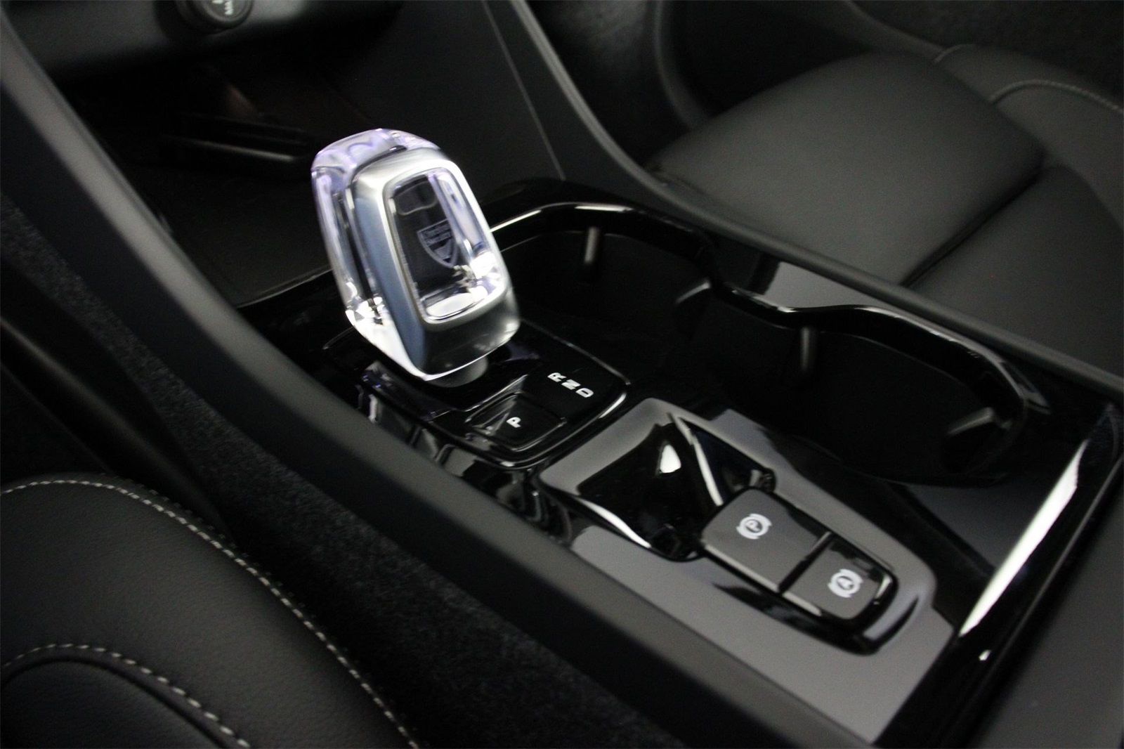 2026 Volvo XC40 photo 3