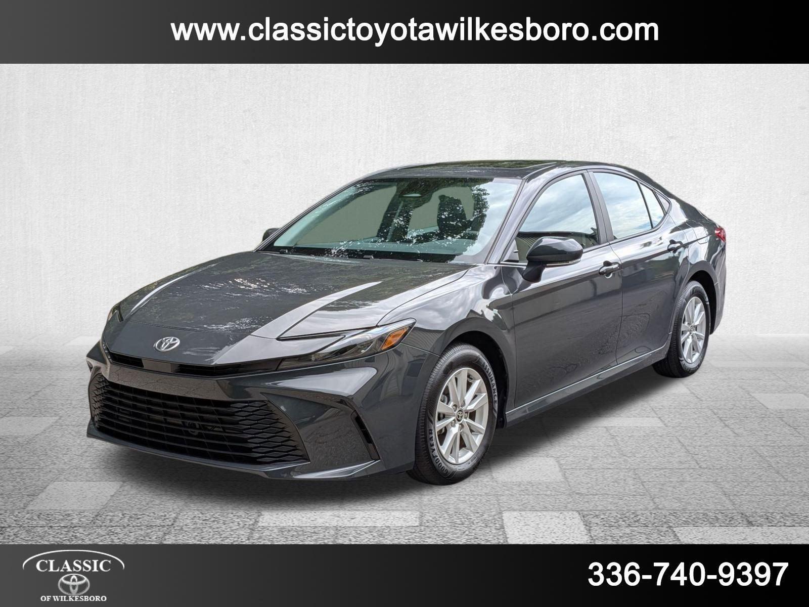 2025 Toyota Camry LE's photo