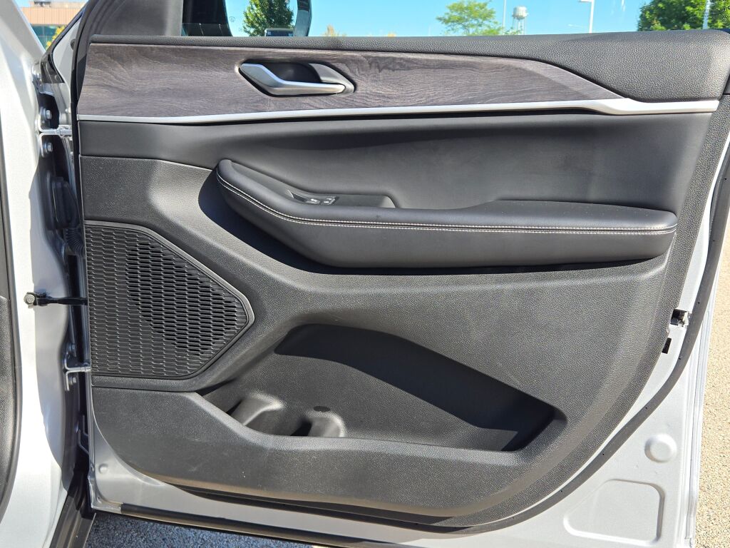 2024 Jeep Grand Cherokee Limited photo 8