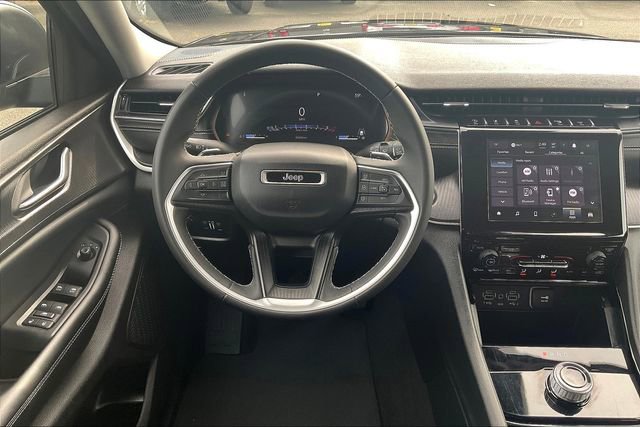 2023 Jeep Grand Cherokee Laredo photo 2