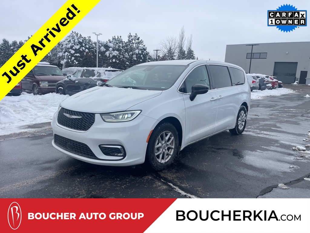 2024 Chrysler Pacifica Touring L's photo