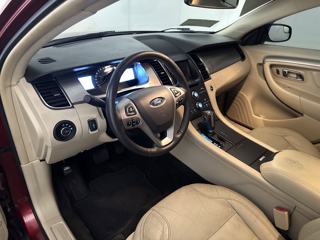 2015 Ford Taurus SEL photo 4