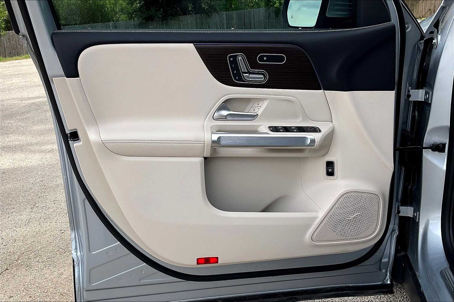 2025 Mercedes Benz GLB 250 photo 11