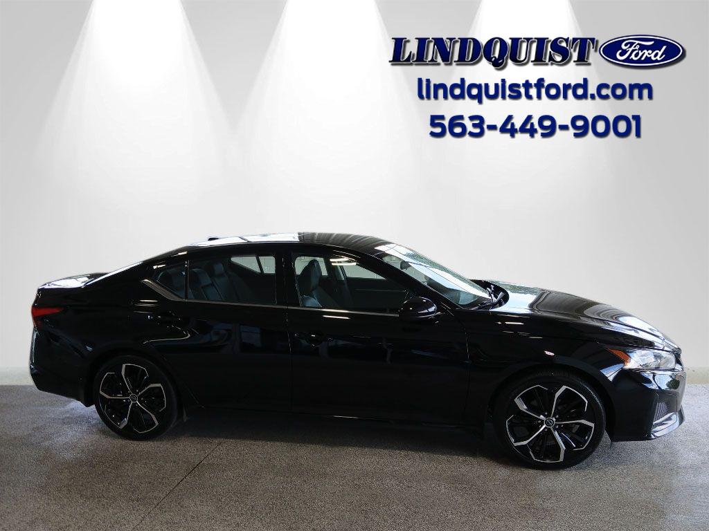 2023 Nissan Altima SR's photo