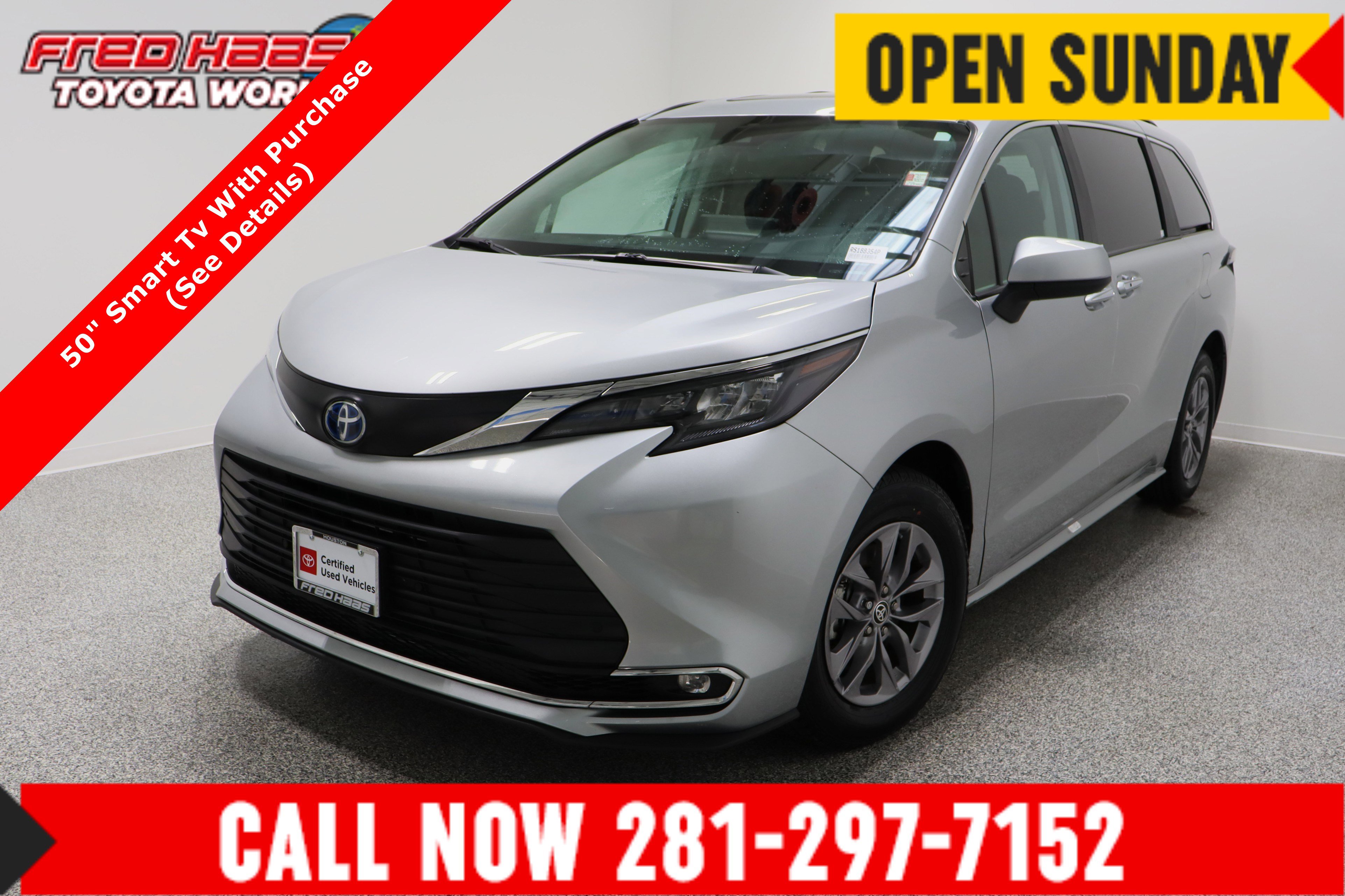 2024 Toyota Sienna XLE's photo