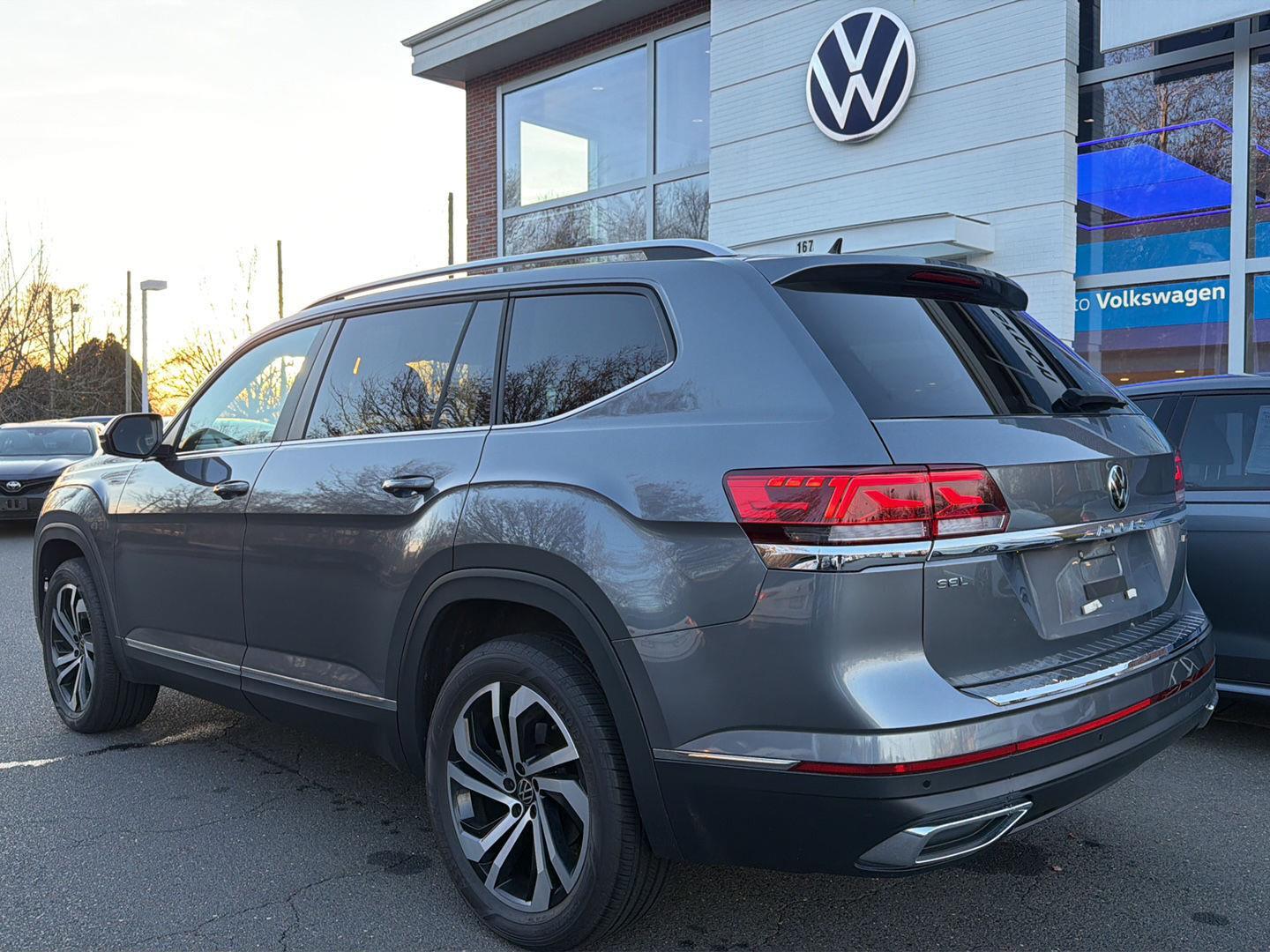 2022 Volkswagen Atlas SEL photo 3
