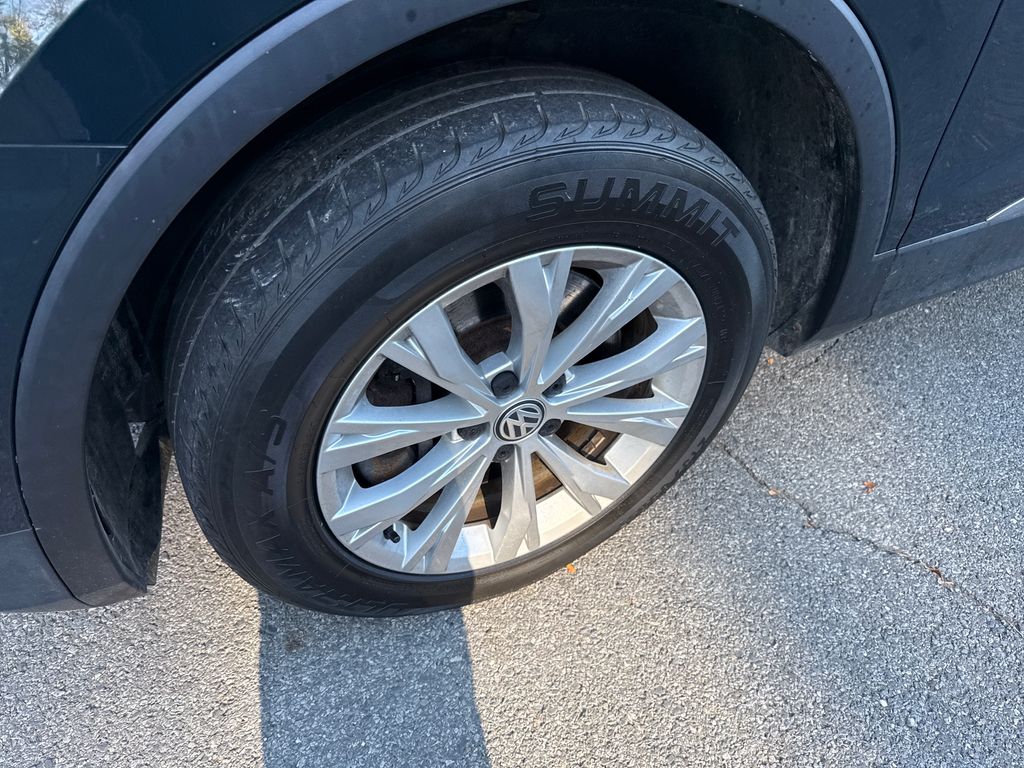 2018 Volkswagen Tiguan SE photo 2
