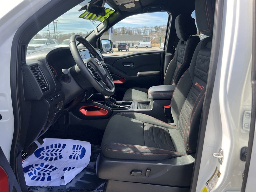 2024 Nissan Frontier PRO-4X photo 13