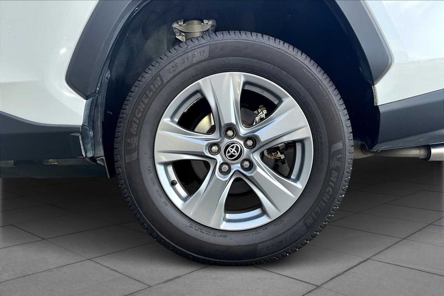 2022 Toyota RAV4 XLE photo 7