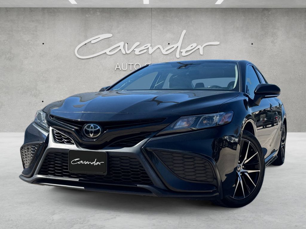 2022 Toyota Camry SE's photo