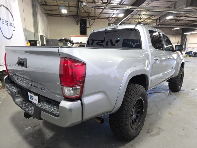 2017 Toyota Tacoma TRD Sport photo 3