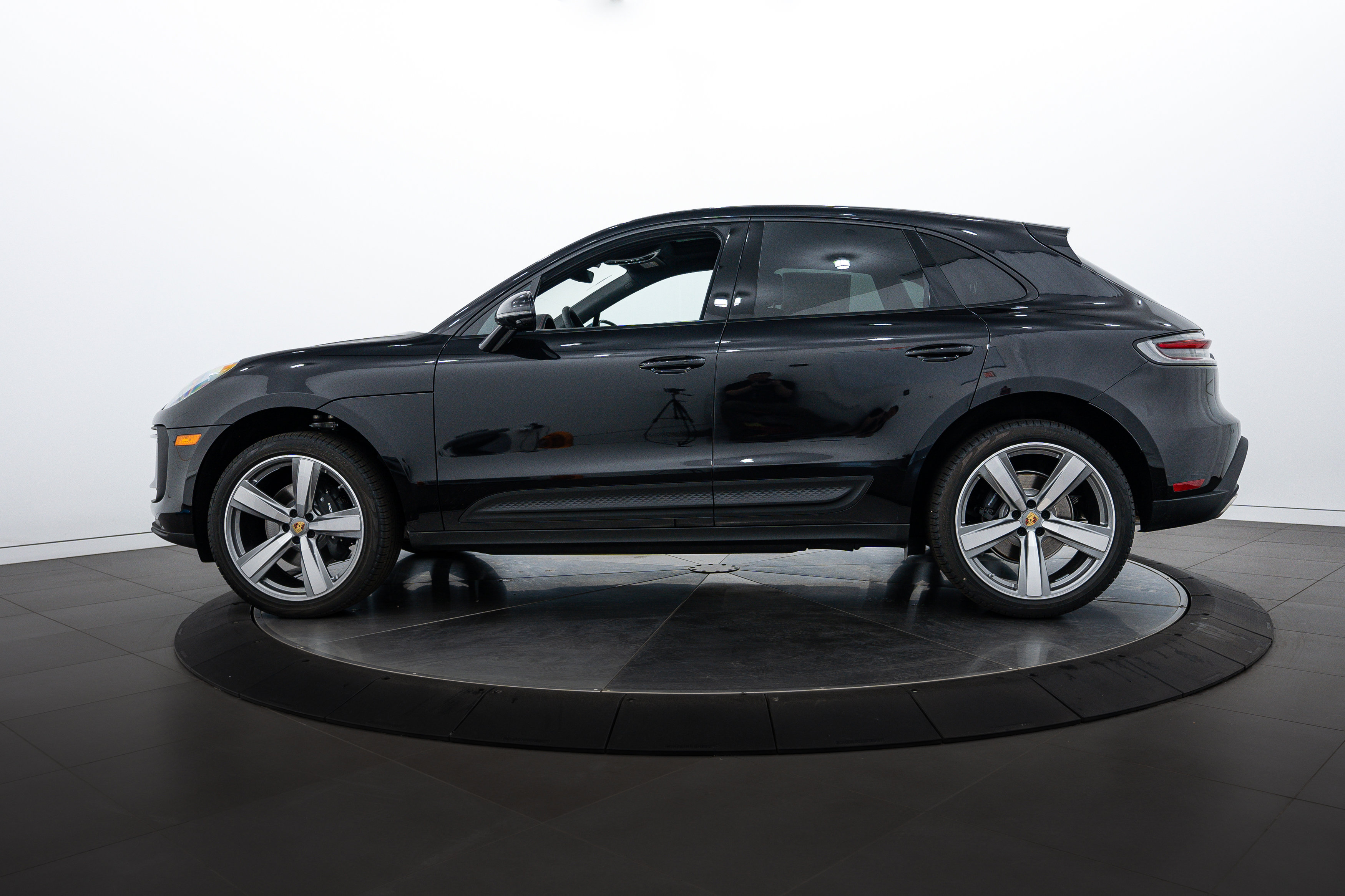 2025 Porsche Macan T photo 2