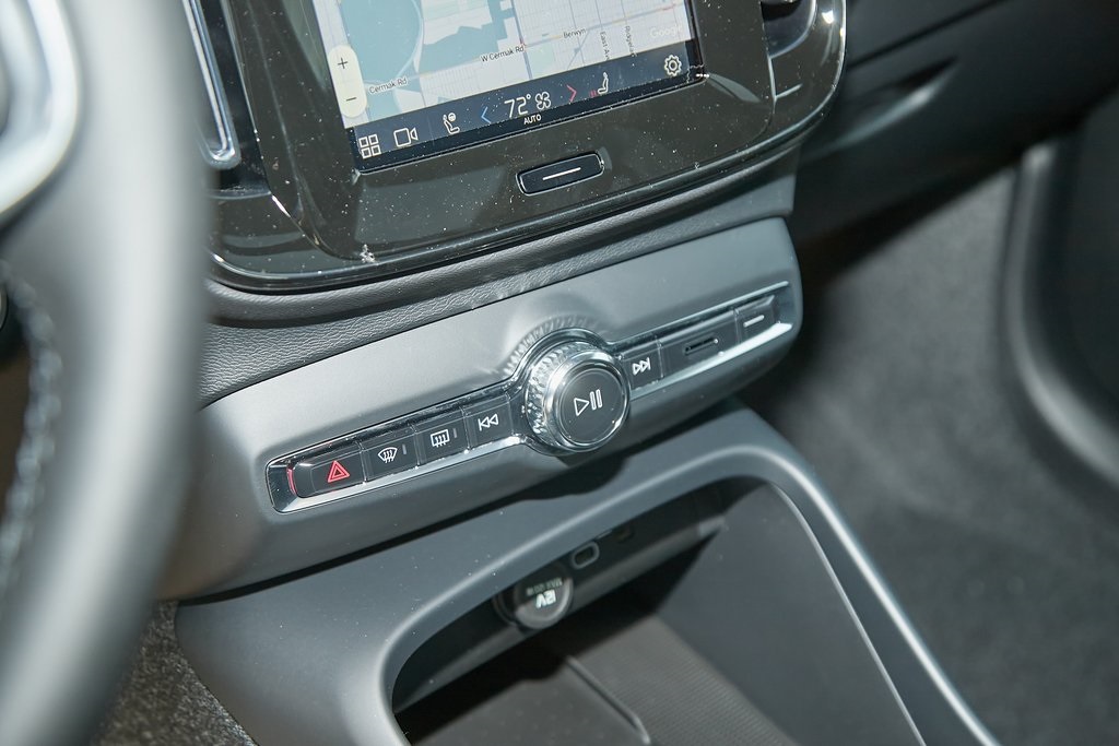 2025 VOLVO XC40 - Image 12