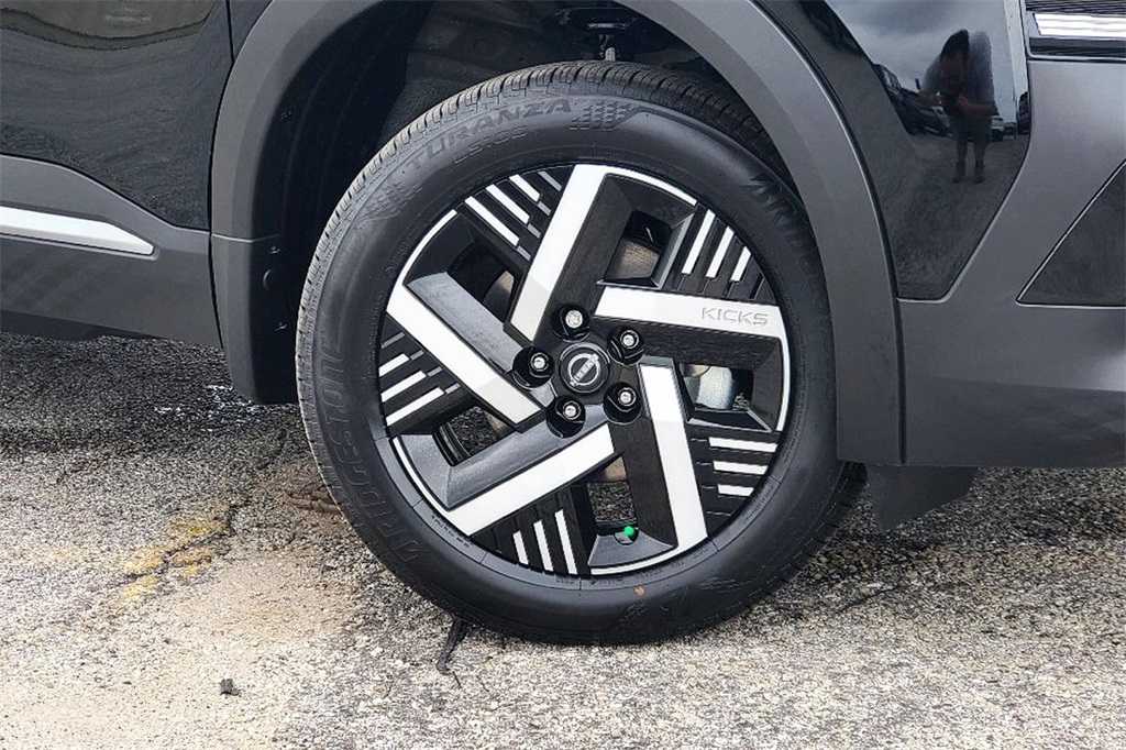 2025 Nissan Kicks SV photo 3