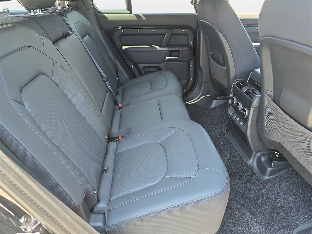 2025 Land Rover Defender 110 V8 photo 11