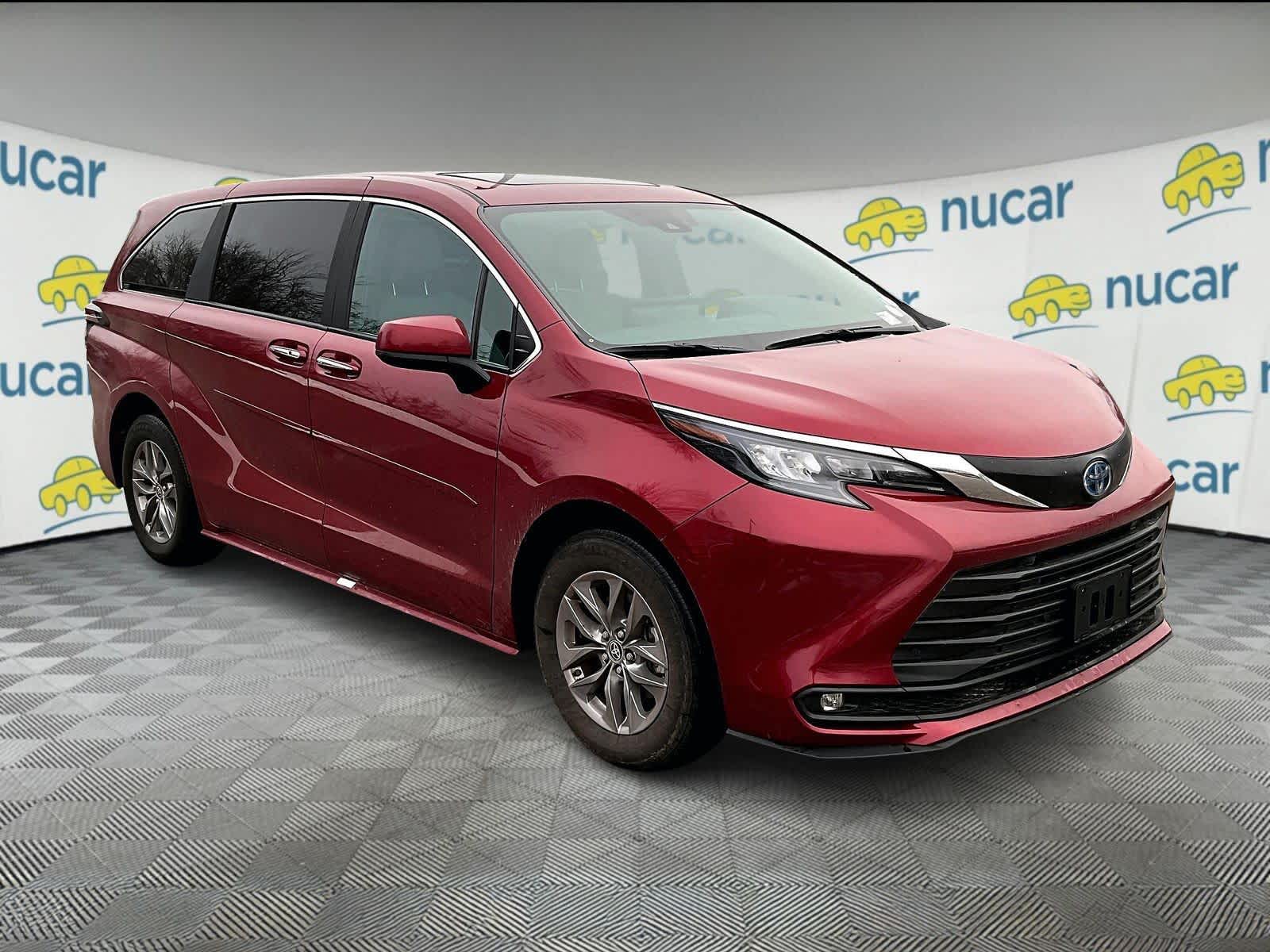 2025 Toyota Sienna XLE's photo