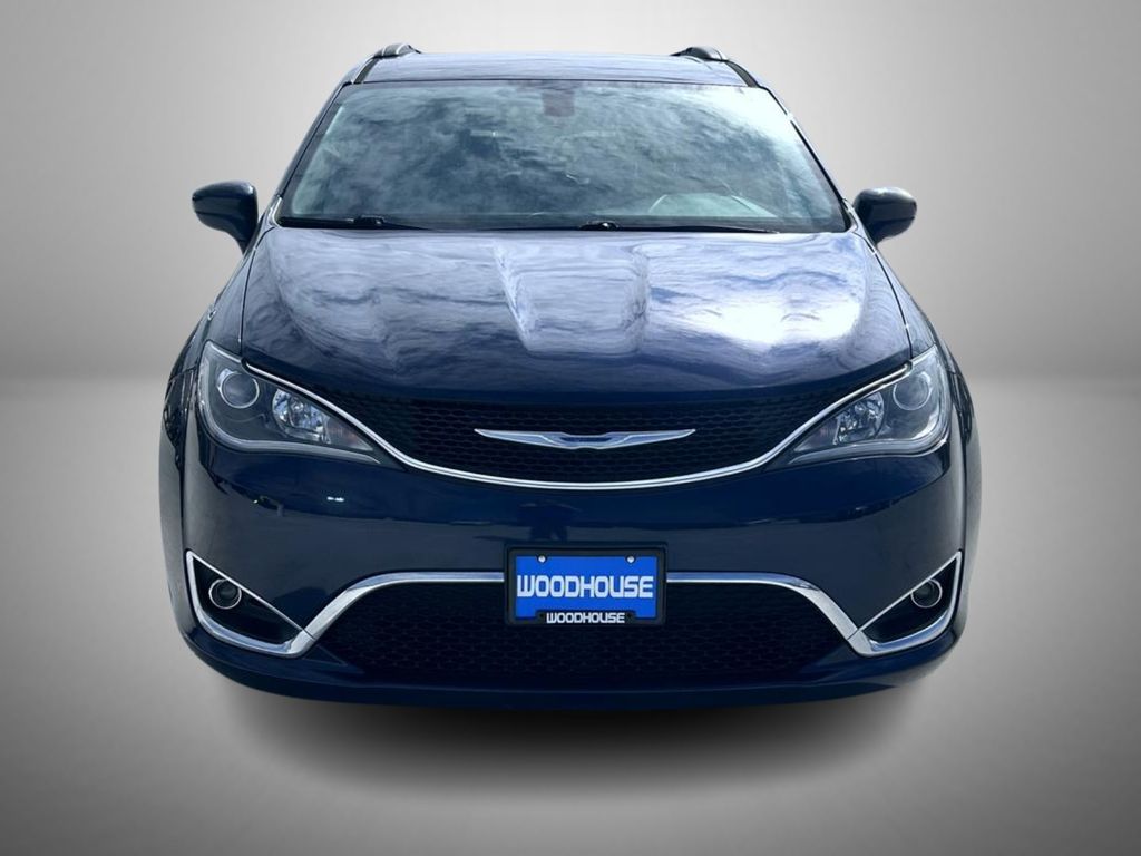 2017 Chrysler Pacifica Touring L photo 2