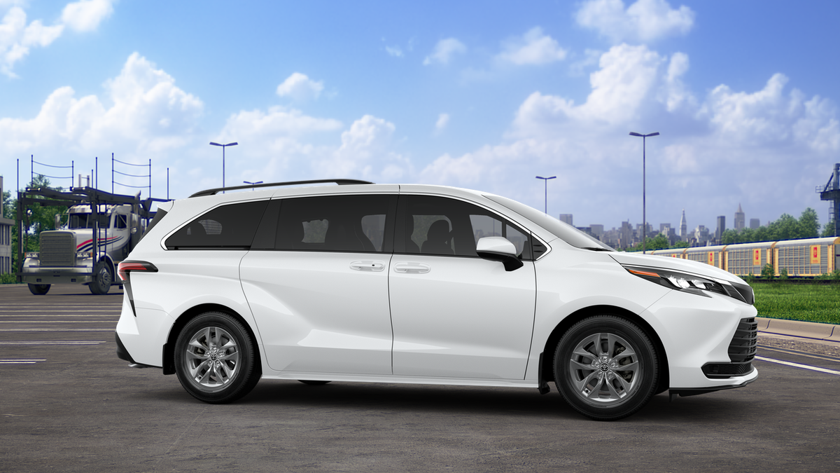 2025 Toyota Sienna LE photo 13