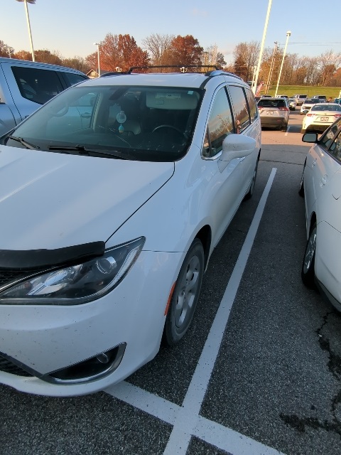 2017 Chrysler Pacifica Touring Plus photo 2