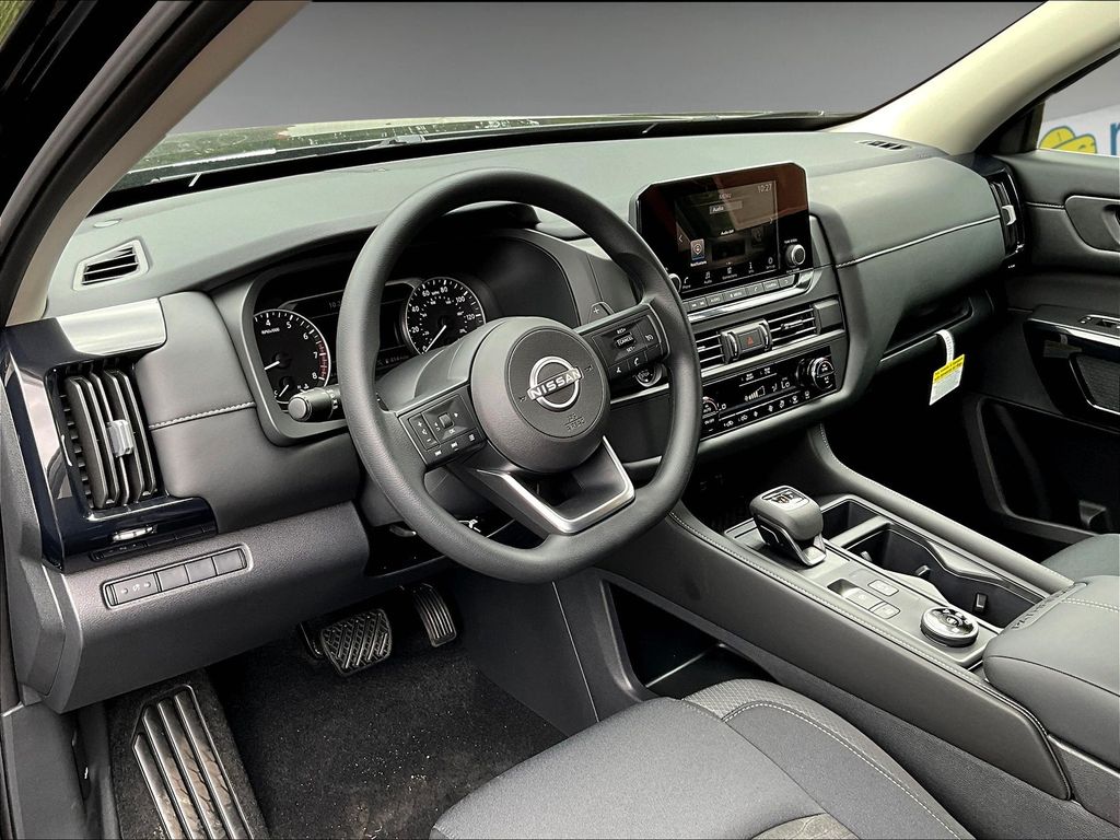 2025 Nissan Pathfinder S photo 2