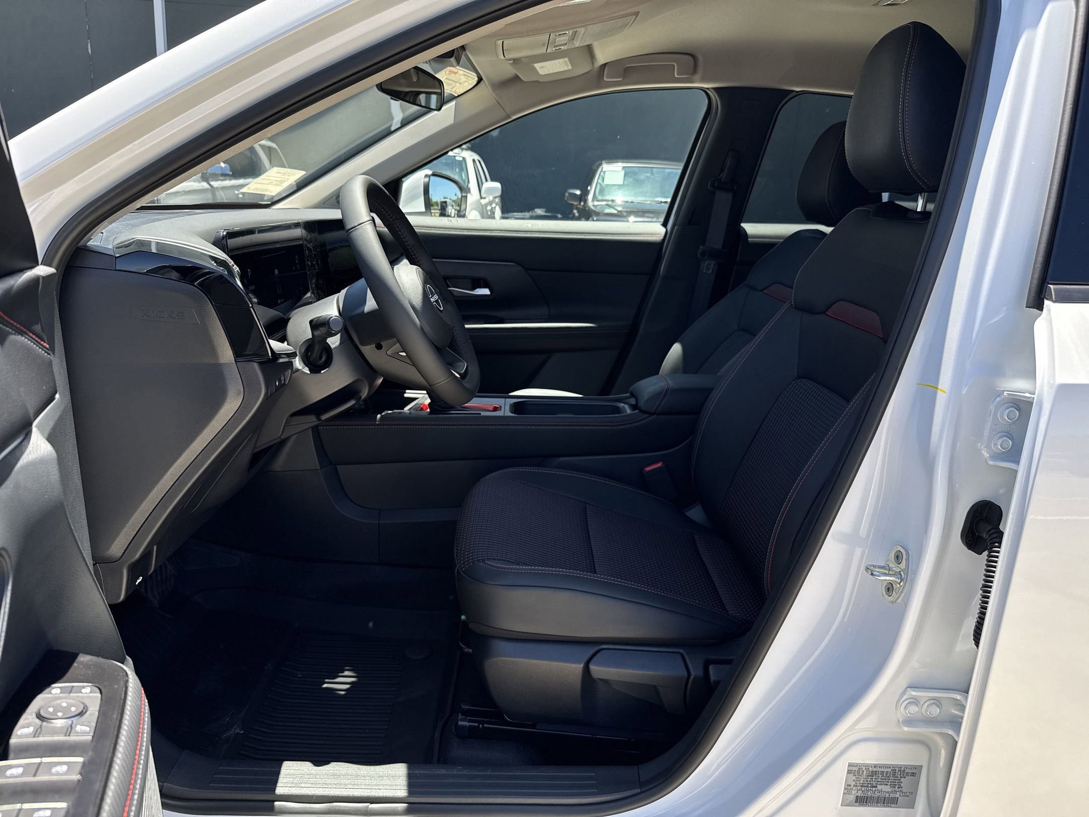 2025 Nissan Kicks SR photo 4