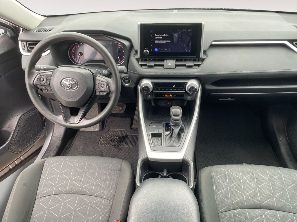 2024 Toyota RAV4 XLE photo 29