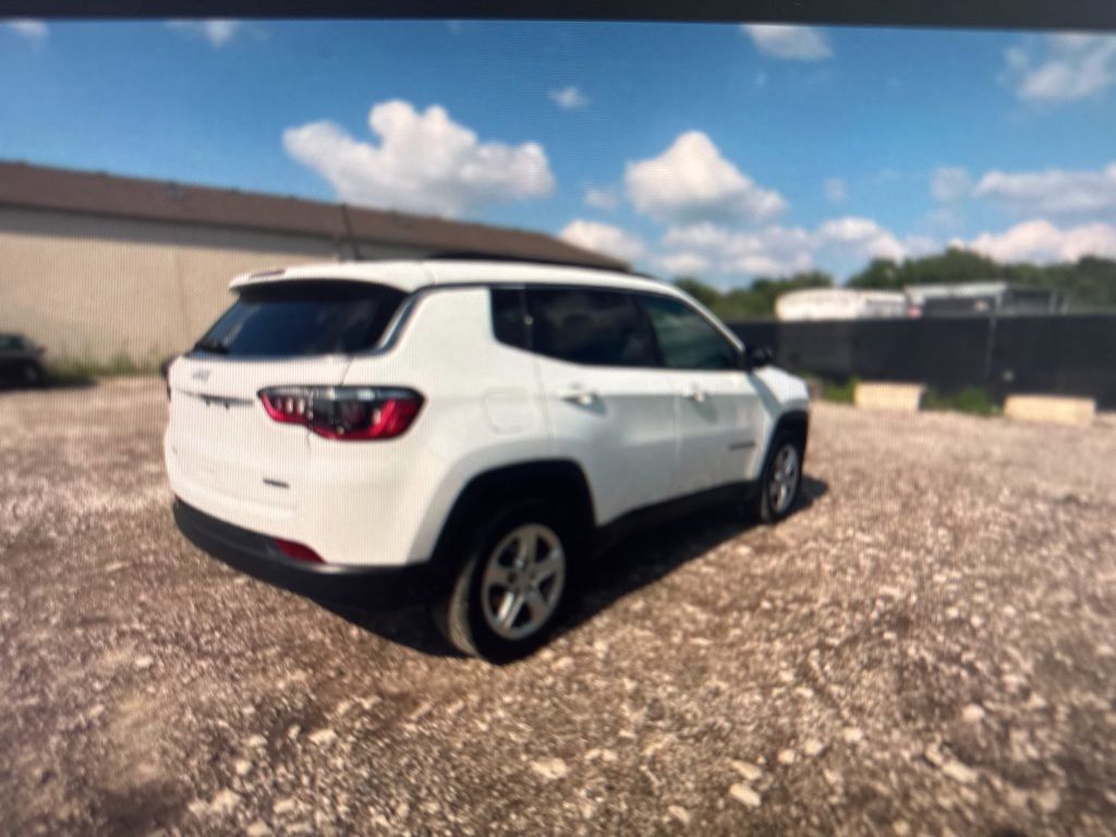 2023 Jeep Compass Limited photo 3
