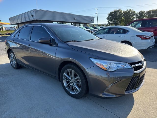 2015 Toyota Camry SE photo 3