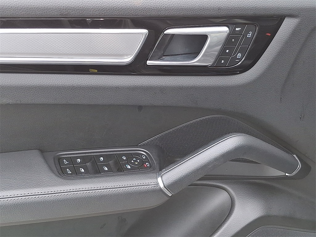 2023 Porsche Cayenne Platinum Edition photo 12