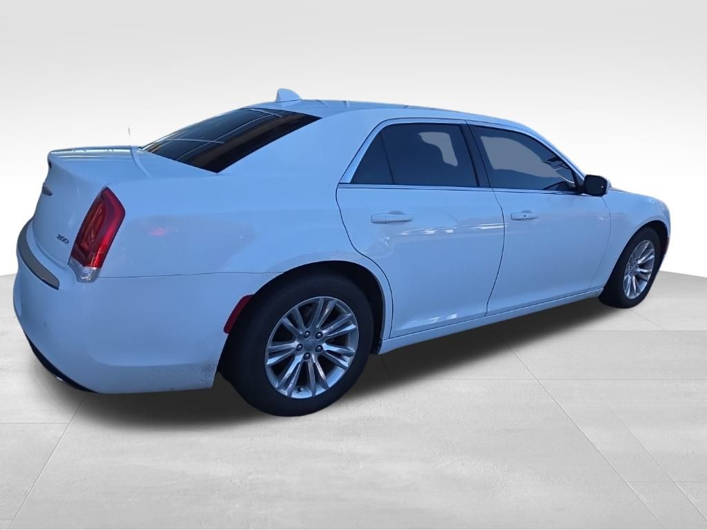 2021 Chrysler 300 Touring photo 3