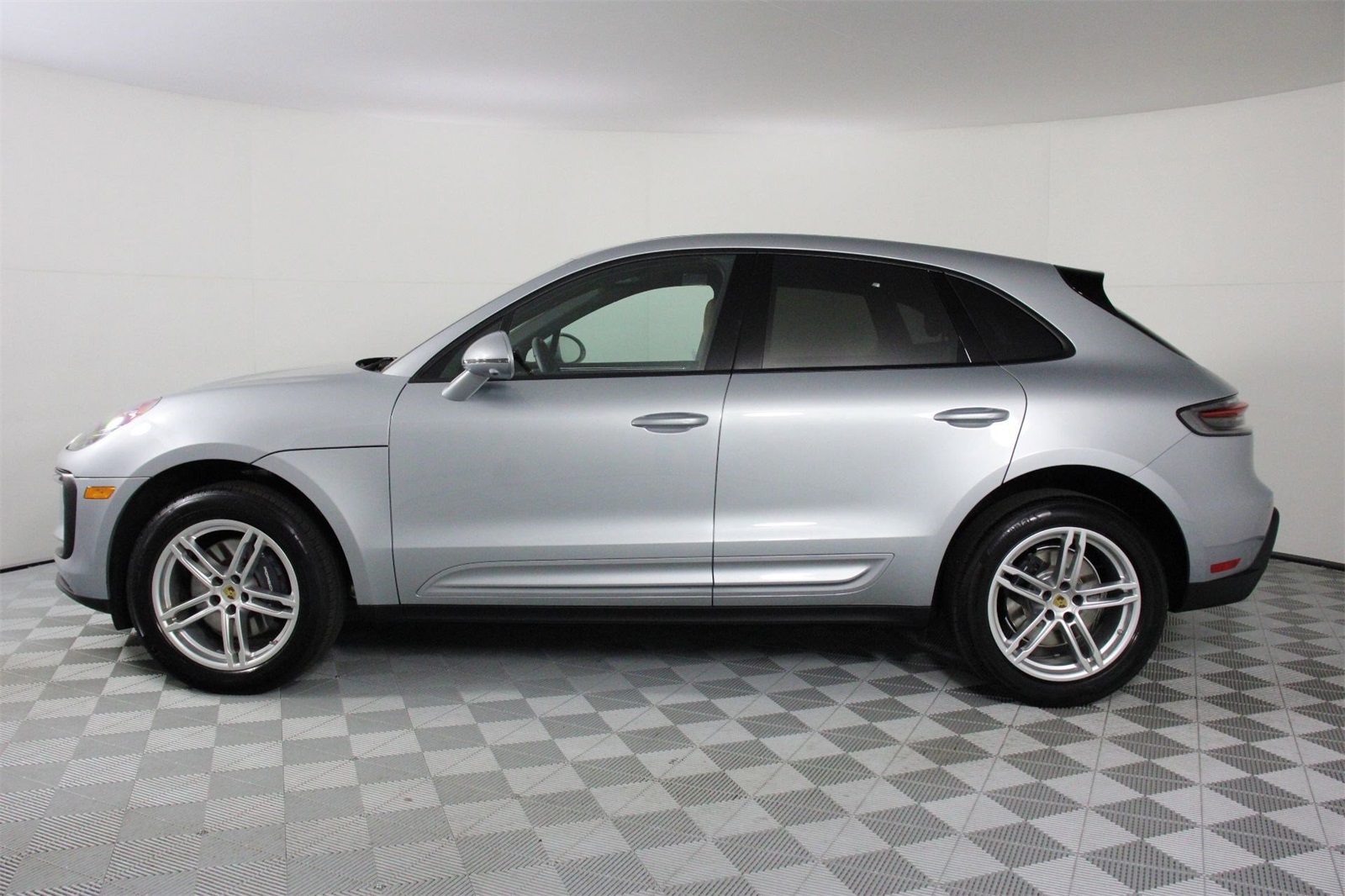 2025 Porsche Macan photo 2