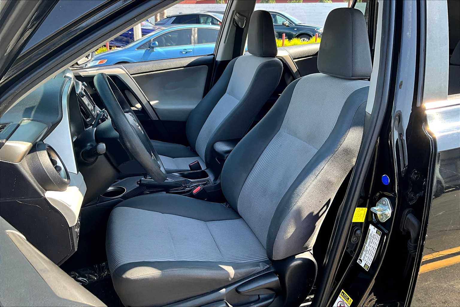 2014 Toyota RAV4 LE photo 7