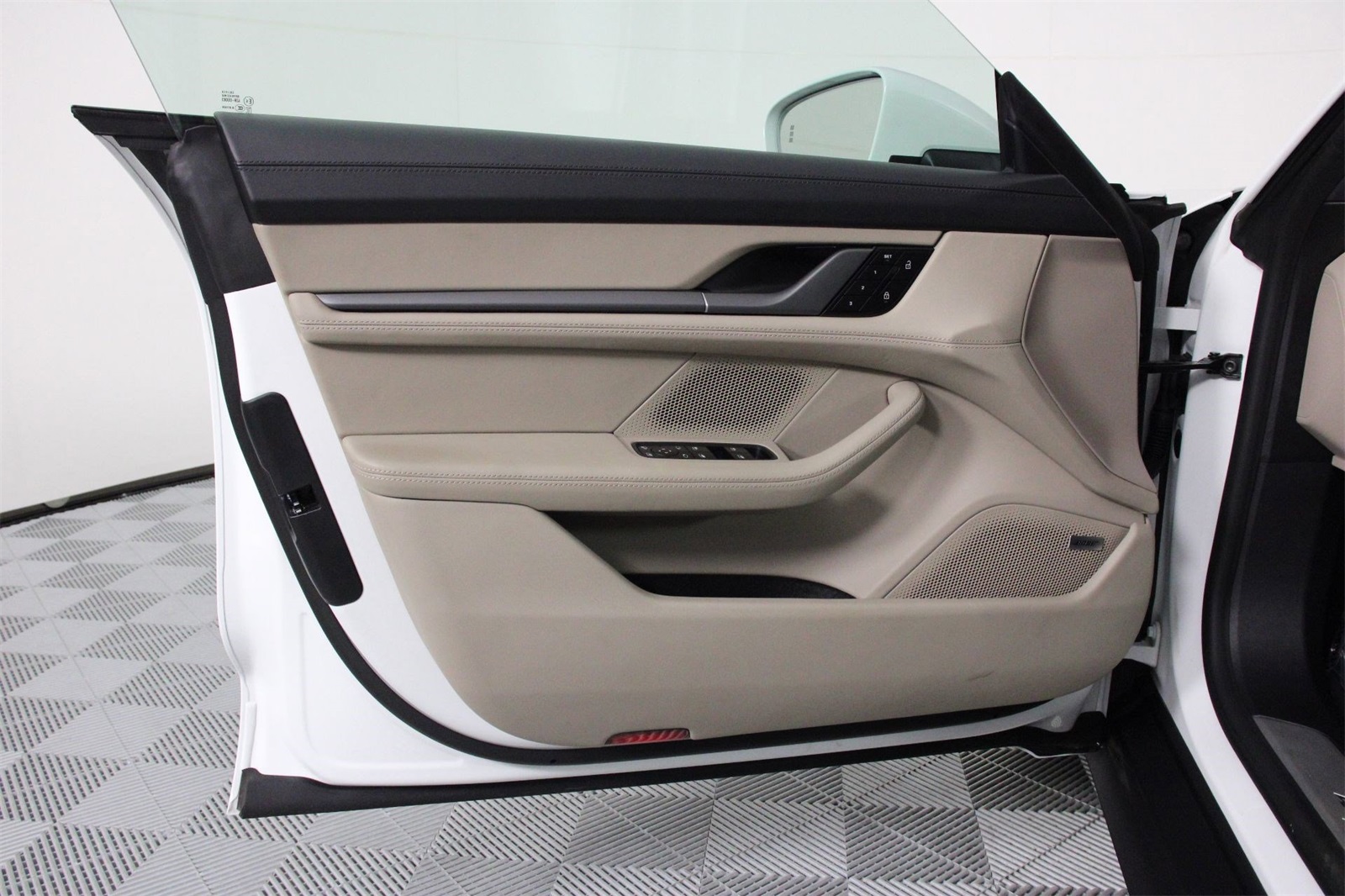 2025 Porsche Taycan photo 19