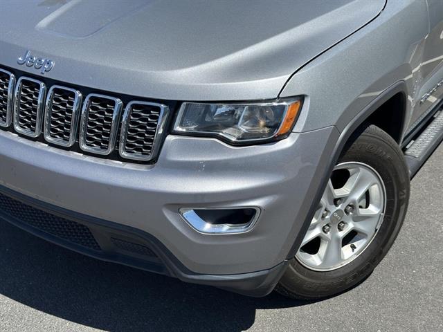 2017 Jeep Grand Cherokee Laredo photo 2